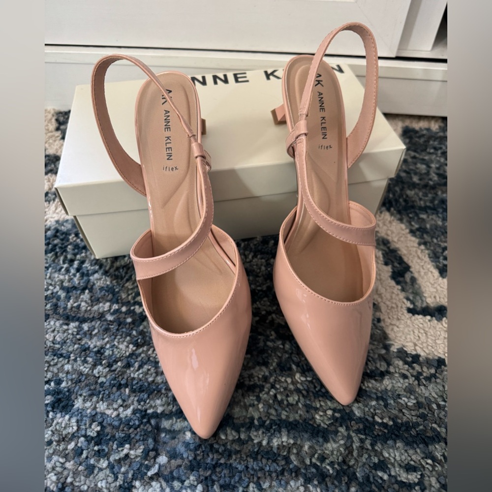 NWT Anne Klein Akidaa nude kitten heels